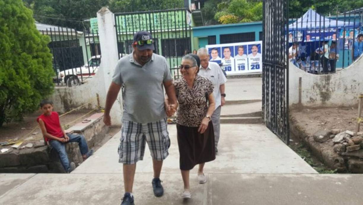 Los adultos mayores siempre se caracterizan por dar cátedra de civismo. Suelen ser los primeros que acuden a los centros de votación.