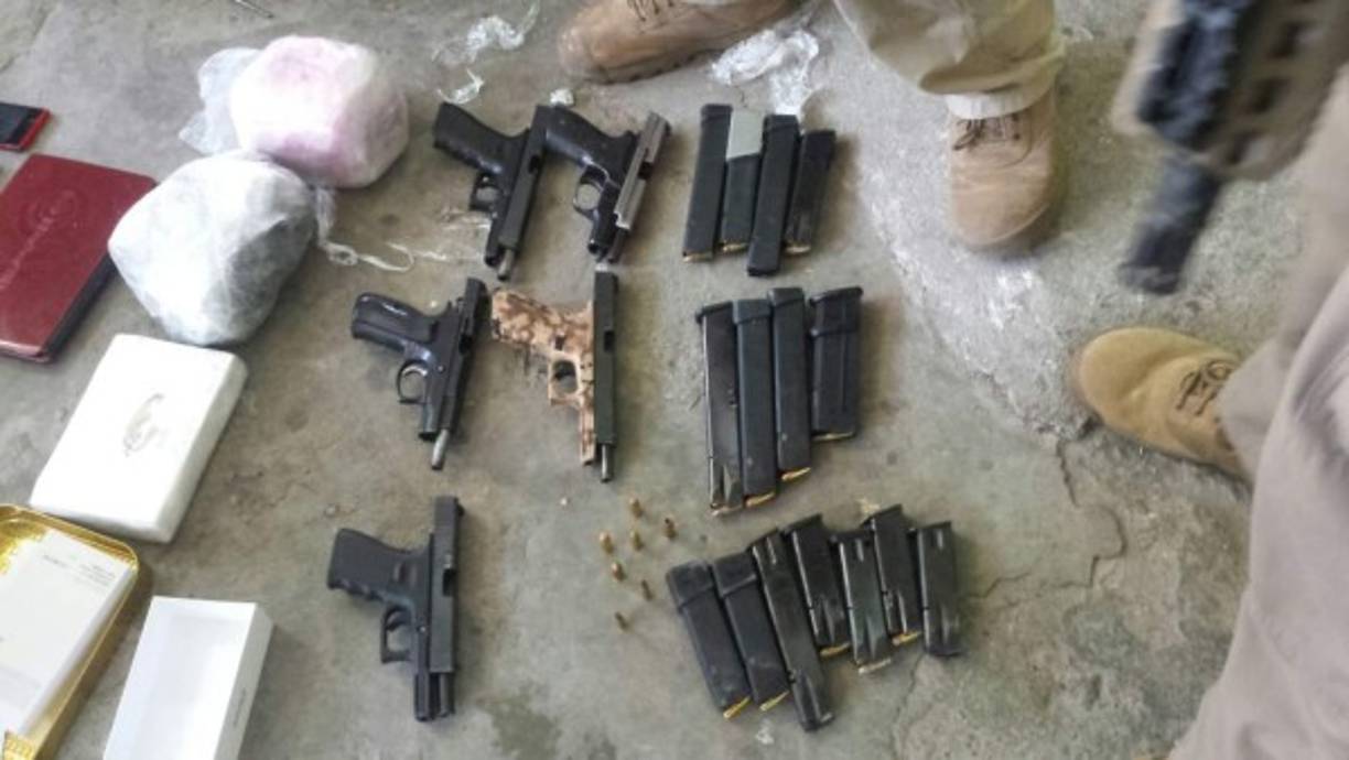 Un kilo de supuesta cocaína, dos libras de supuesta marihuana y 50 piedras de supuesto crack.<br/>