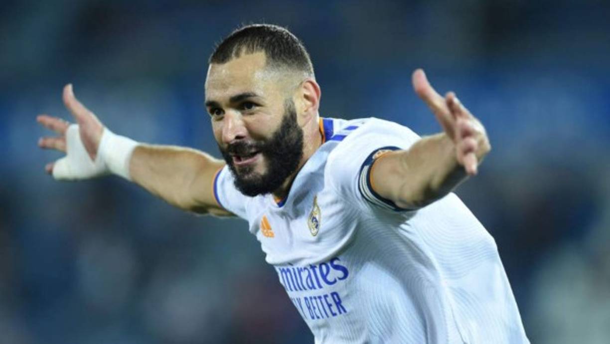 El Real Madrid hará oficial este viernes el anuncio de la renovación de Karim Benzema por una temporada más, hasta 2023. Según ha publicado el diario L'Equipe, el club blanco anunciará la ampliación del contrato del internacional galo, cuyo vínculo con la entidad expiraba en 2022. Tras las últimas renovaciones de Thibaut Courtois (2026) y de Dani Carvajal (2025), el próximo en pasar por el despacho de Florentino Pérez será el francés, de 33 años.