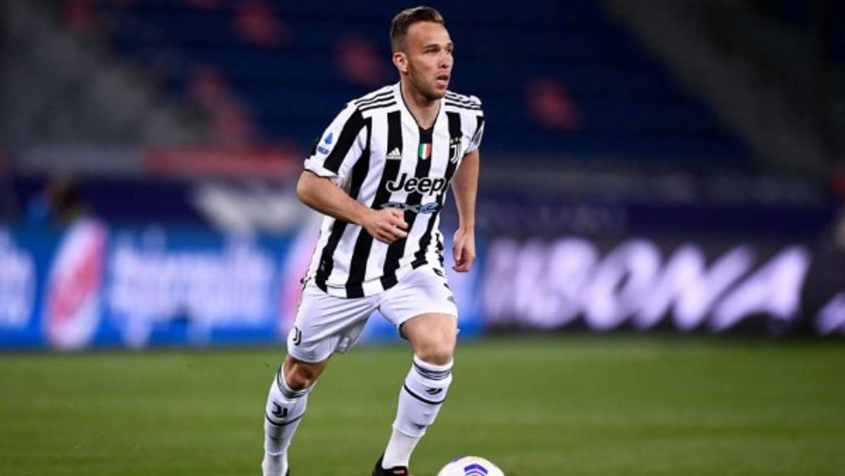 Según informan en Italia, el París Saint Germain podrían incluir al defensa holandés Mitchel Bakker en la operación para fichar al mediocampista brasileño Arthur, que no cuenta para la Juventus y podría salir. De hecho, la Juve está interesada en el jugador del PSG.