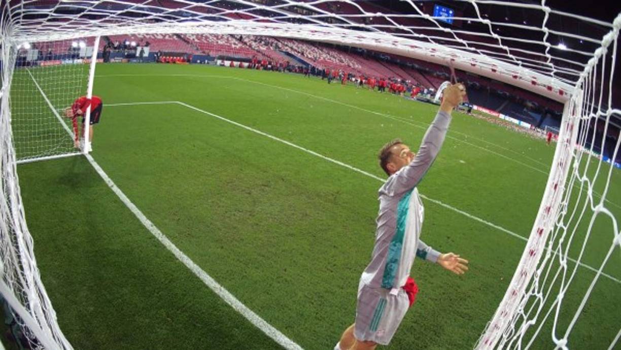 Manuel Neuer se llevó un lindo recuerdo del estadio Da Luz de Lisboa: las mallas de su portería.