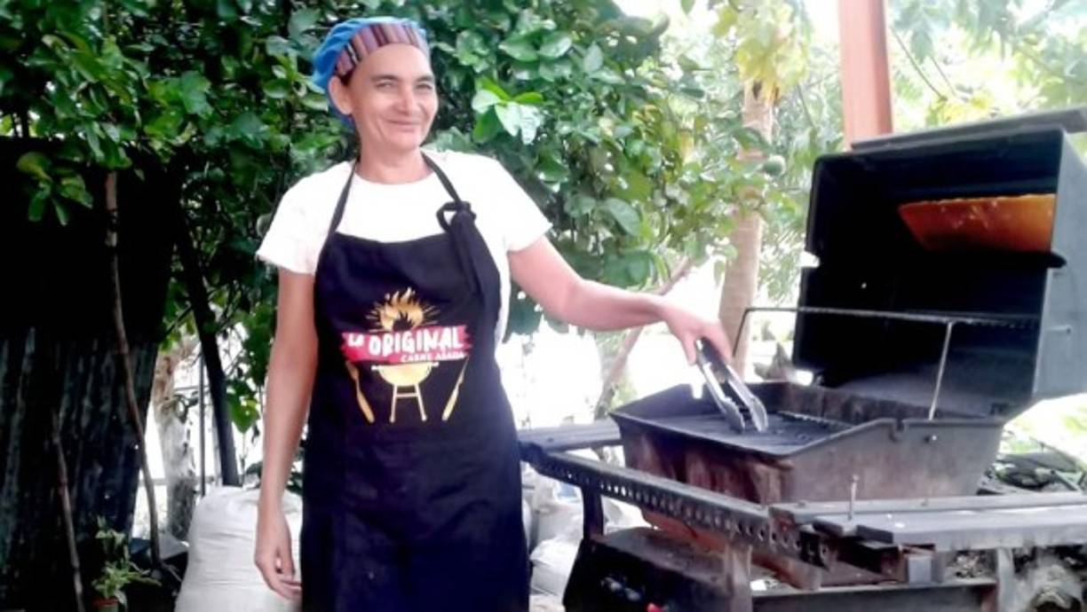 Su espíritu la catapulta tras crisis laboral de sus hijos <br/><br/>Amelia Pacheco (de 54 años), con el objetivo de generar recursos para su familia en medio del aislamiento por la pandemia, inició una venta de carne asada en su vivienda a la que llamó Carnes La Original. En ese momento había necesidad porque sus hijos estaban suspendidos de sus trabajos. Ayudada de su hija Dania Paz dio a conocer su negocio por las redes sociales y tuvo gran aceptación, donde destacan comentarios por su gran sabor y precio. <br/><br/>Desde entonces, los pedidos de carne y pollo asado con tajadas no han parado, y doña Amelia le da gracias a Dios por fortalecer su emprendimiento, con el cual ha cumplido sus compromisos. Actualmente, las ventas solo son para llevar en la colonia Trejo, pero la familia sueña con abrir su propio local. “Emprendedores, confíen en sus capacidades”, dijo.