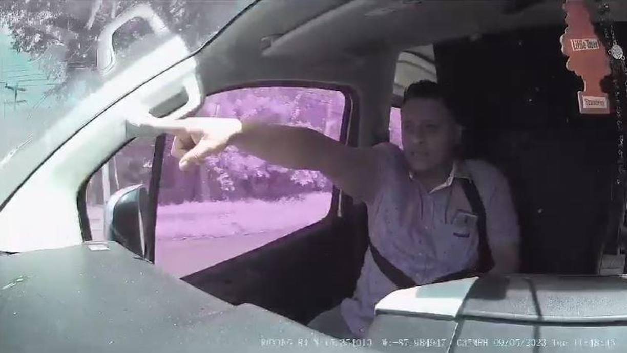 “Esto es para que se despabilen”, le dijo. Seguidamente, pidió “cero denuncias” y le indicó en dónde tenía que detener la unidad para poder bajar.