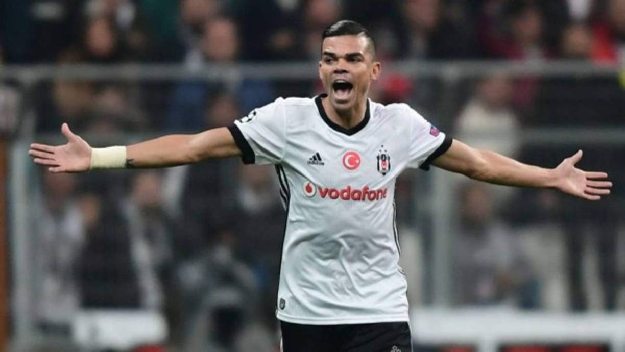 El veterano defensor portugués Pepe estaría barajando cambiar de aires y el Al-Ittihad sería el mejor colocado para hacerse con sus servicios. Según A Bola, el ex jugador del Real Madrid podría dejar el Besiktas turco para aventurarse en una liga menos exigente, la saudí. El central ahora mismo se encuentra concentrado con la selección de Portugal para la preparación del Mundial. Foto AFP