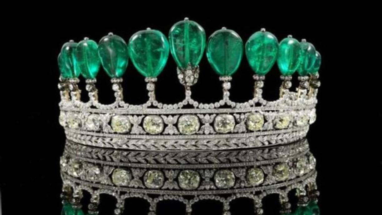 Tiara de esmeraldas colombianas y diamantes que perteneció a la princesa Katharina Henckel von Donnersmarck, se convirtió en la más cara jamás vendida en una subasta y por la que un comprador anónimo de Norteamérica pagó $12,7 millones.