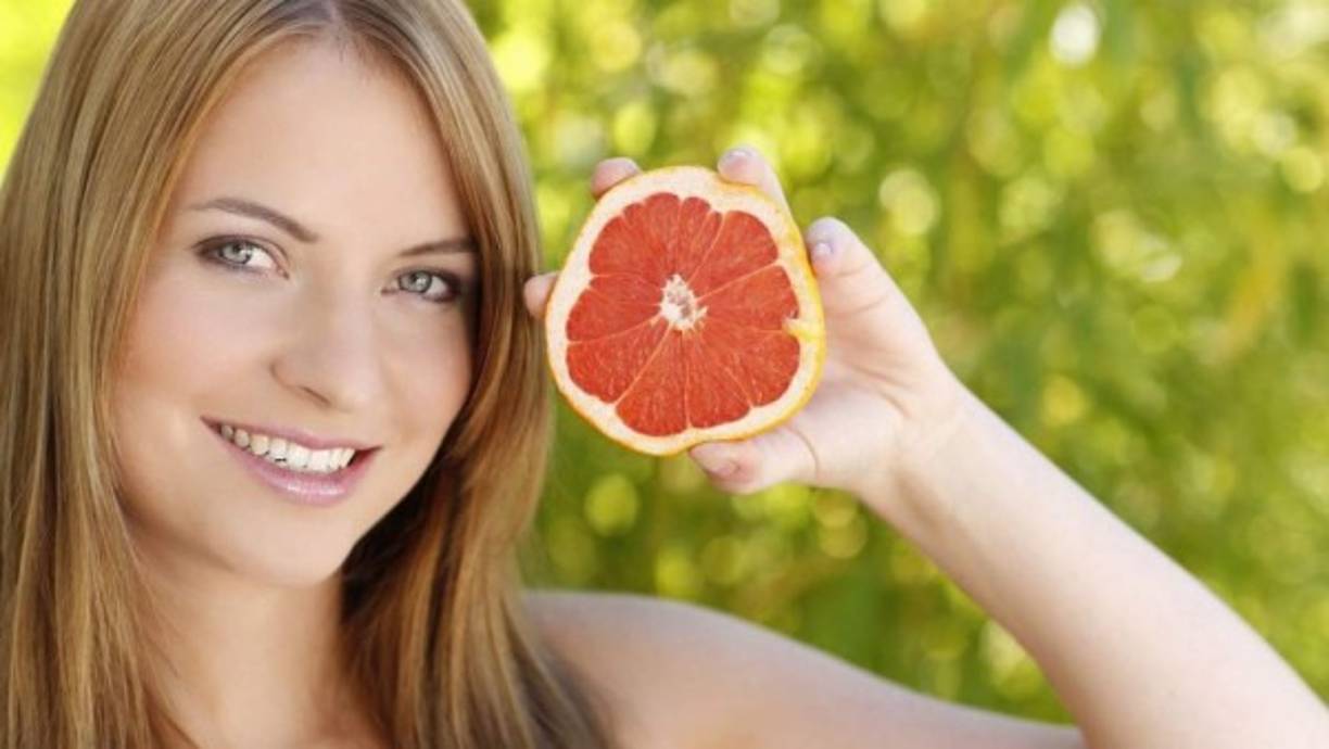 Al consumirla de forma regular eleva las defensas del organismo y es ideal para combatir el envejecimiento prematuro porque contiene antioxidantes. El aceite esencial de toronja o pomelo tiene propiedades antibacteriales y fungicidas y ayuda a eliminar la molesta celulitis de las piernas.