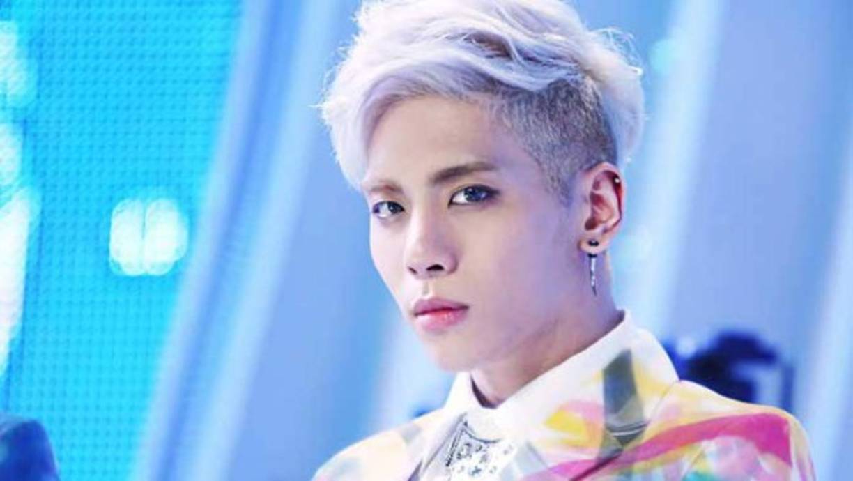 Kim Jong-hyun, vocalista de Shinee, la famosa banda de K-pop de Corea del Sur, murió el pasado 18 de diciembre. <br/><br/>El cantante, de 27 años, fue encontrado por la policía en un apartamento de Seúl y fue trasladado inconsciente al hospital, a donde entró sufriendo un paro cardíaco por la supuesta inhalación de gases tóxicos.