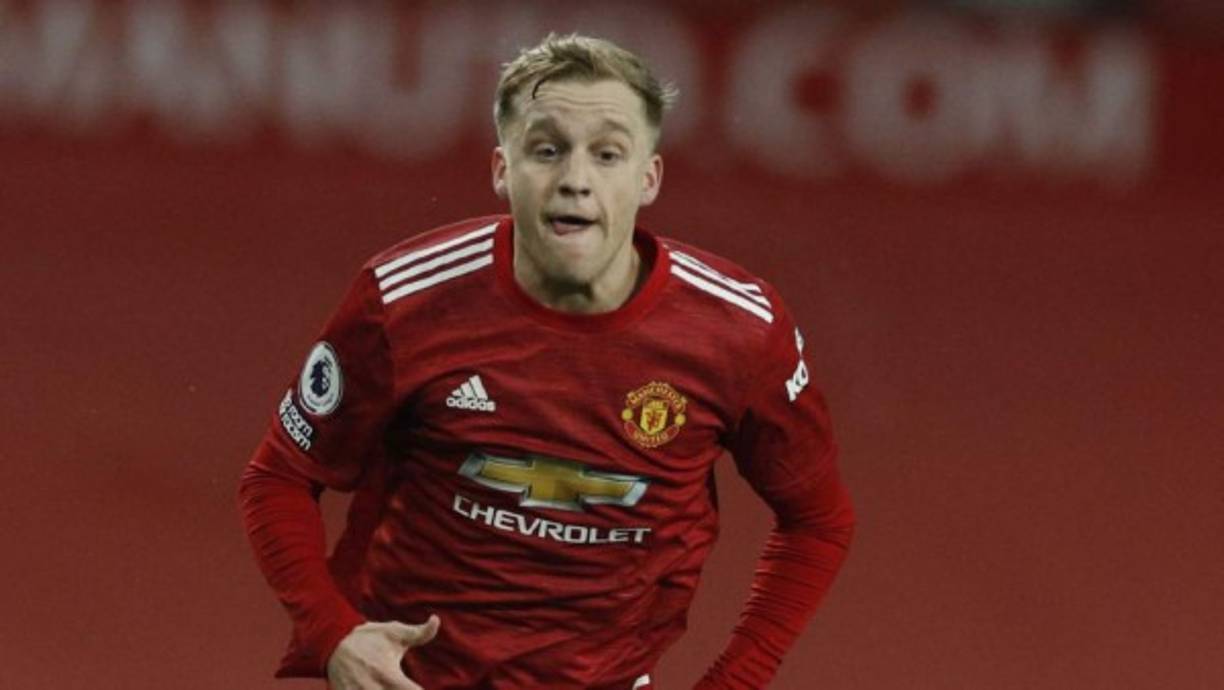 El periodista Fabrizio Romano, de Sky Sports, aclara que Donny Van de Beek no ha sido ofrecido por el Manchester United como jugador incluido en las negociaciones con el Real Madrid por Raphael Varane. Esto tras los rumores que señalaban al holandés como posible moneda de cambio. El conjunto inglés preguntó por el zaguero francés hace una semana, pero todavía no hay una oferta oficial.<br/><br/>Foto - EFE