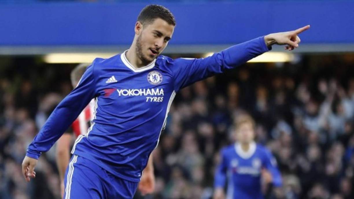 OkDiario informa que Eden Hazard aún sueña con la llamada del Real Madrid para ficharlo. El jugador sigue atento a la situación de Gareth Bale en el equipo blanco y la opción de que se vaya al Manchester United. El belga es un crack que gusta mucho a Zidane.