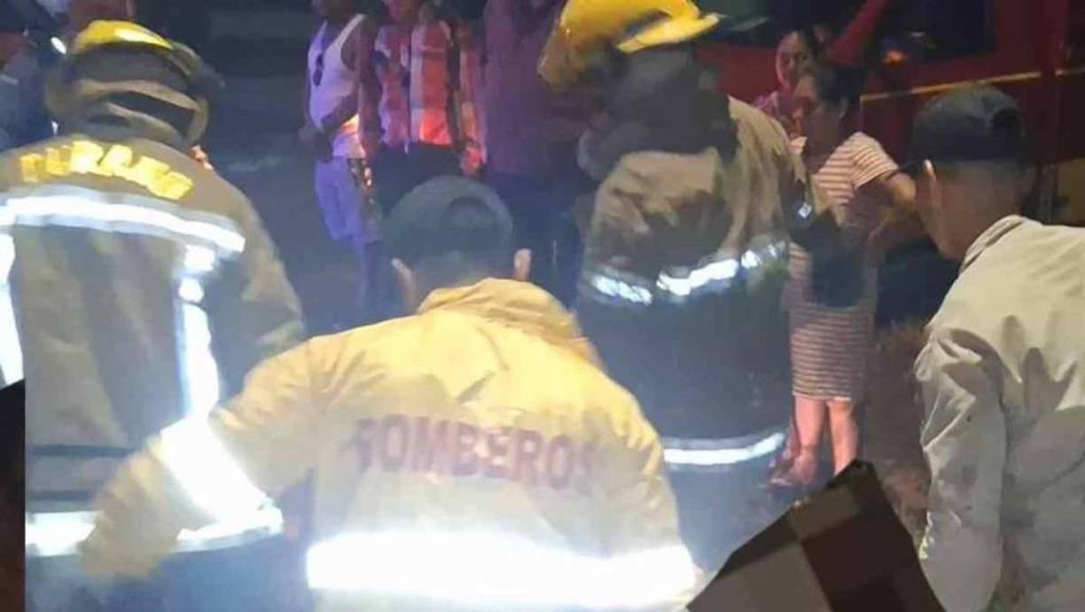 “Fue a la altura de la 1:00 de la madrugada cuando sucedió el accidente, el camioncito estaba aparcado en la calzada de la carretera CA-13, en la entrada de la colonia Los Laureles (en La Ceiba)”, relató Urbina.