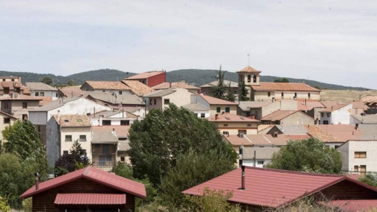 En cuanto a empleo, Griegos ofrece puestos en cocina y restaurantes, en un sitio llamado Paladar de Aragón. También existen vacantes en el hotel de Griegos. <br/><br/>La tercera opción va para los que trabajan de forma remota y quieran mantener su empleo: 'Si eres de los que trabaja desde casa... Puedes teletrabajar con fibra y hacer uso de nuestro coworking'.