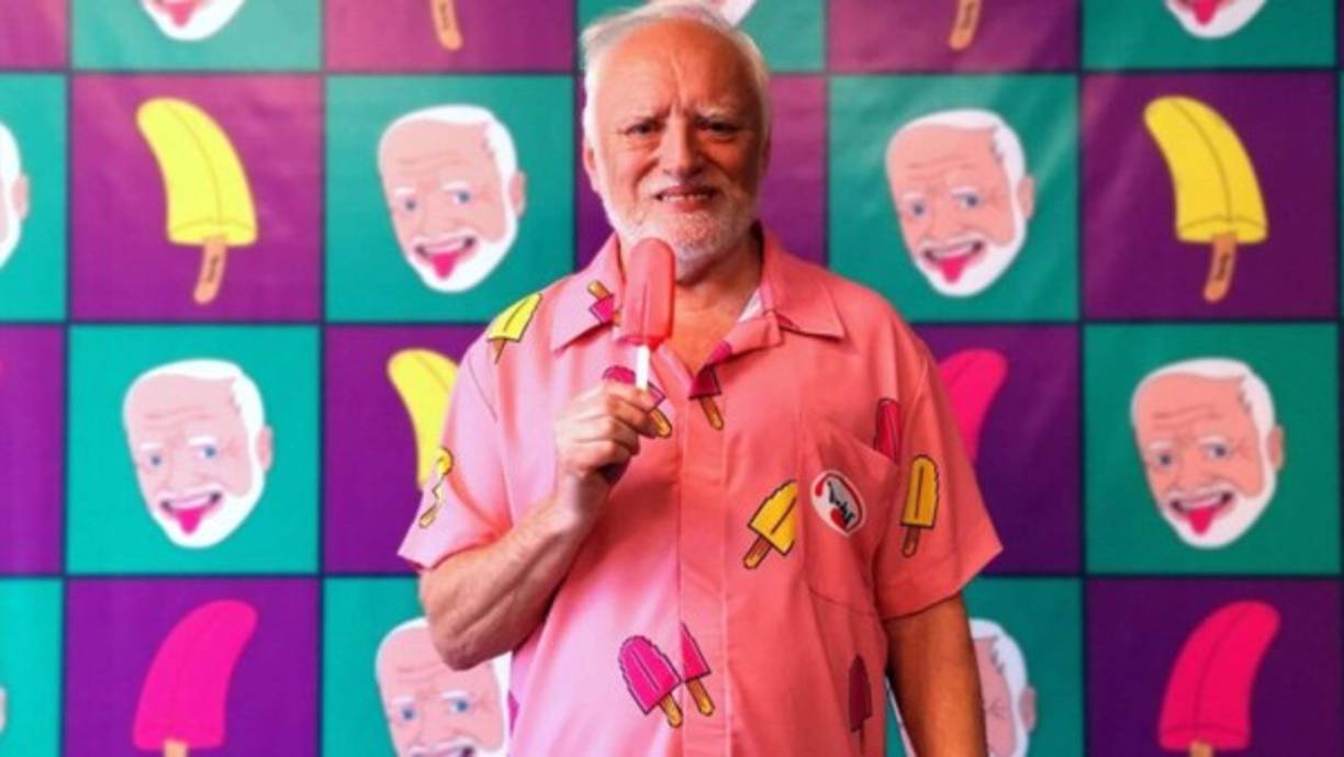 Tres años después de la publicación de las fotografías, Arató decidió navegar en internet para ver sus antiguas fotografías. Para su sorpresa, encontró varios memes con su rostro bajo el seudónimo de 'Hide the pain, Harold'. Reconoce que al principio no le gustó ser objeto de burlas y quería que se eliminaran todos los memes con su cara.