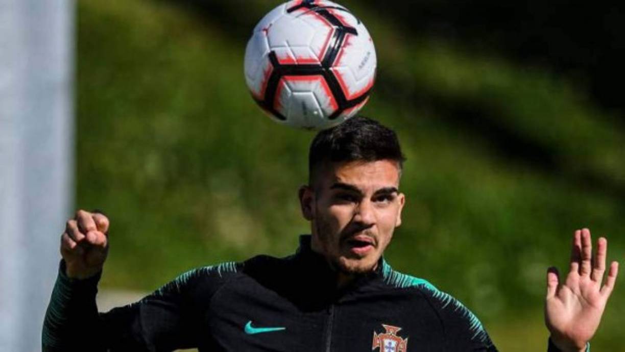 André Silva: El delantero no entra en los planes del Milan y los clubes Wolverhampton, Southampton y Olympique de Marsella lo pretenden para la próxima campaña.