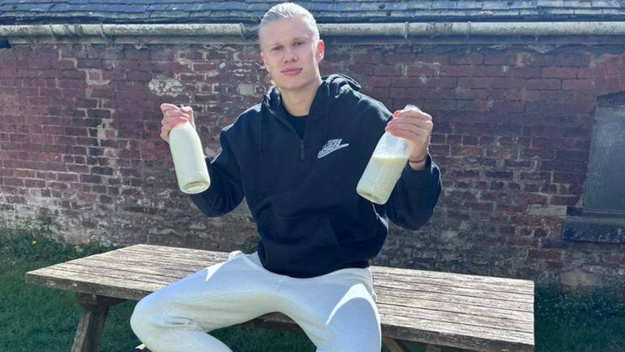 Haaland también bebe mucha leche para mantener sus huesos y músculos fuertes, lo que le ayuda a evitar lesiones y a recuperarse más rápido después de los partidos.