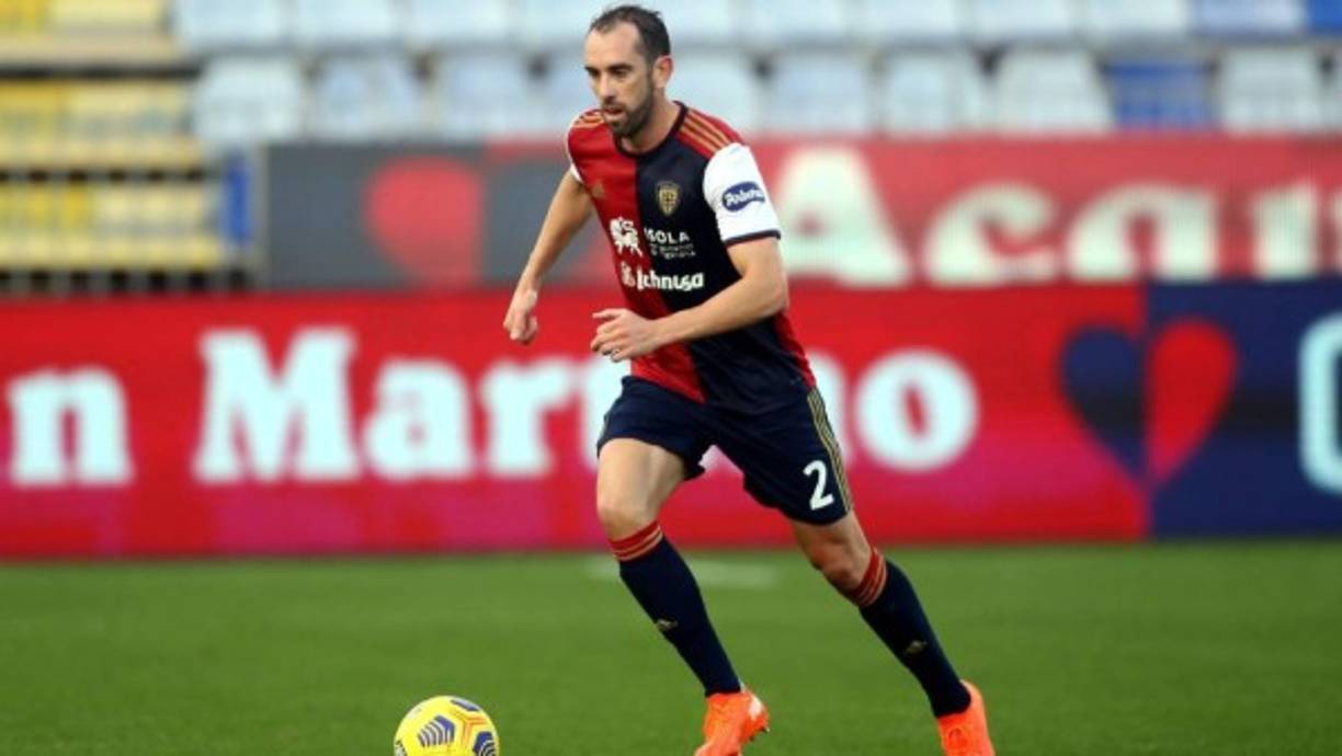 Diego Godín podría estar muy cerca de volver a la Liga Española de la mano del Betis, según informa 'Estadio Deportivo'. El defensa uruguayo del Cagliari podría volver a coincidir con Manuel Pellegrini, y las negociaciones entre el equipo y el jugador, que tendría que bajarse de forma sustancial el salario, estarían muy avanzadas.