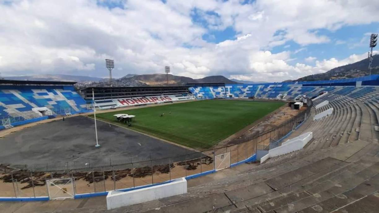Las porterías del estadio aún no han sido instaladas y se espera a que este complete la germinación de la grama natural.