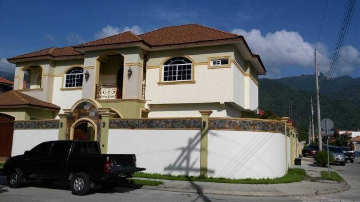 Las autoridades buscan ejecutar varias órdenes de captura.