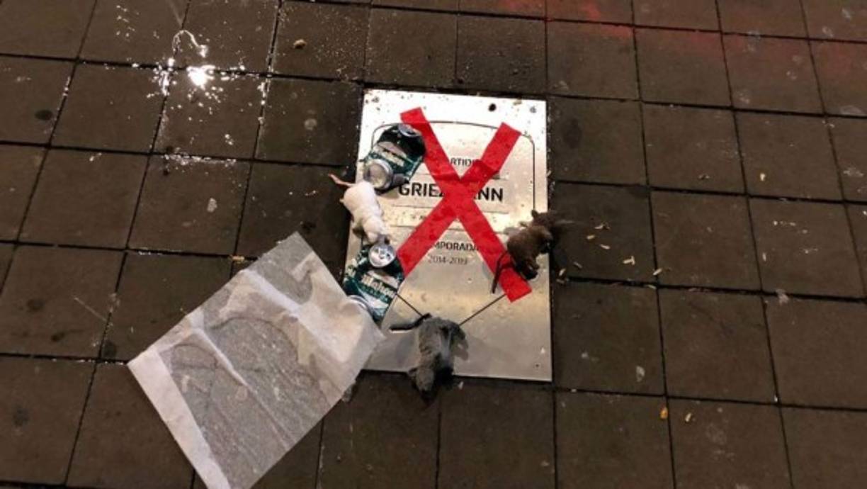 La afición del Atlético no se olvida de las formas en las que salió Antoine Griezmann del conjunto colchonero el pasado verano. Y lo mostraron minutos antes del partido con la placa del francés situada en las inmediaciones del Wanda, apareció notablemente manchada, con una una cruz y con ratas de peluche.