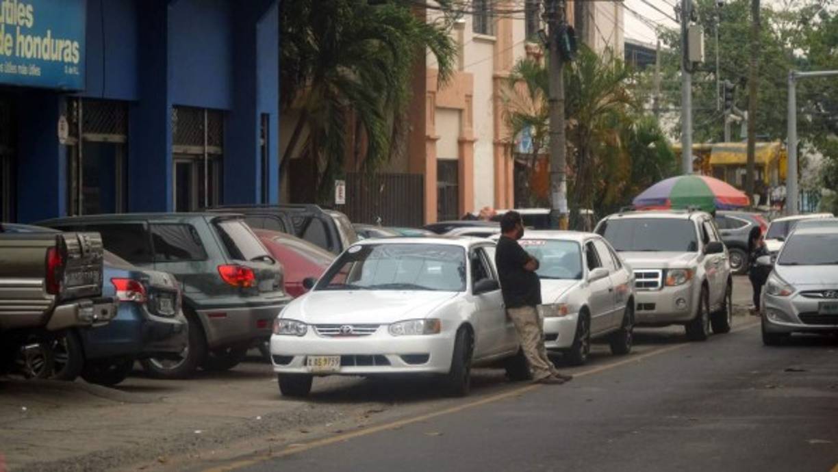 La escasez de espacios y la abundancia de vehículos lleva a ocupar cualquier resquicio libre, así implique obstruir la salida de otros.