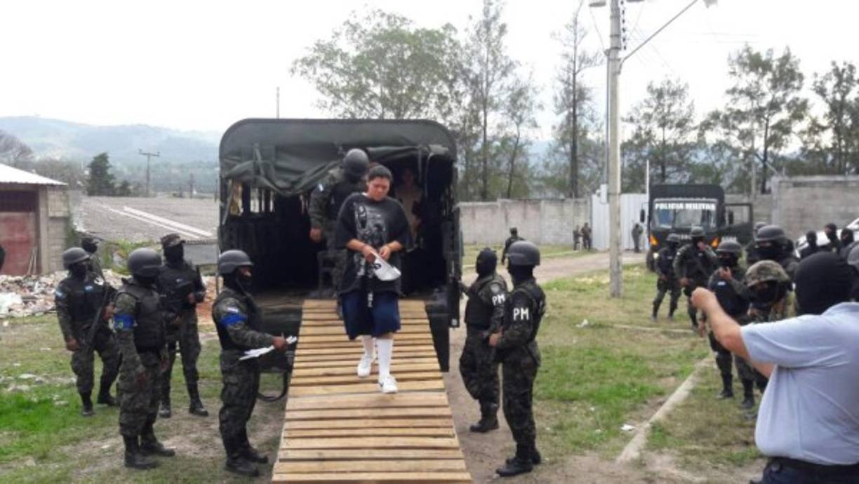 Una a una bajaban del convoy militar para ser registradas.