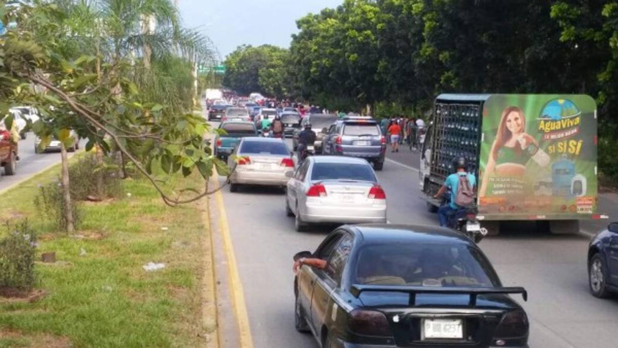 Las rutas del transporte público Etraser y Etracom, que cubren la ruta del bulevar del este de San Pedro Sula, paralizaron sus labores este lunes a la altura de la colonia La Planeta de La Lima, Cortés, impidiendo el paso de todas las unidades del transporte público y afectando a miles de usuarios, que tuvieron que caminar varios kilómetros para llegar a sus centros de trabajo.<br/>