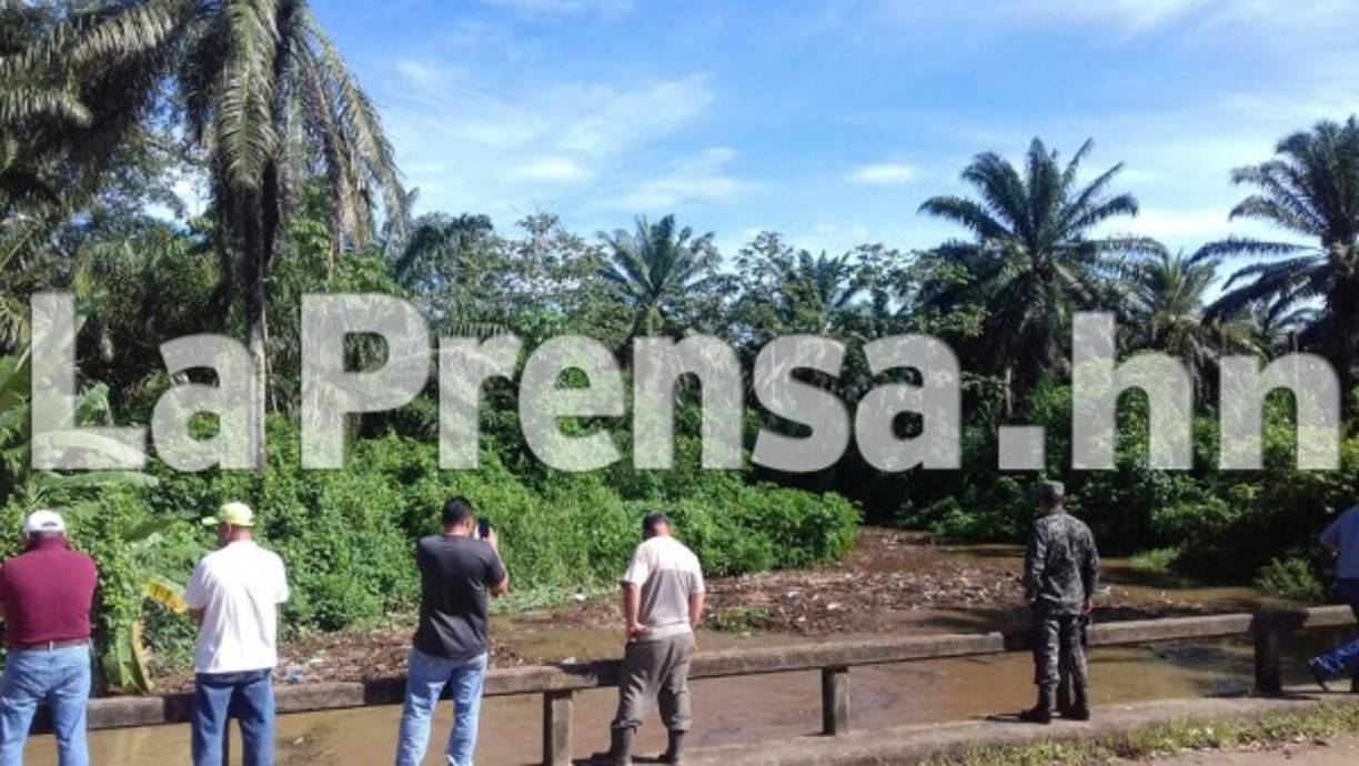 Rescatistas buscan a Conifer Johana Lanza (30) y Lewis Mungía (32) tras ser arrastradas por el río Taujica en Tocoa, Colón.