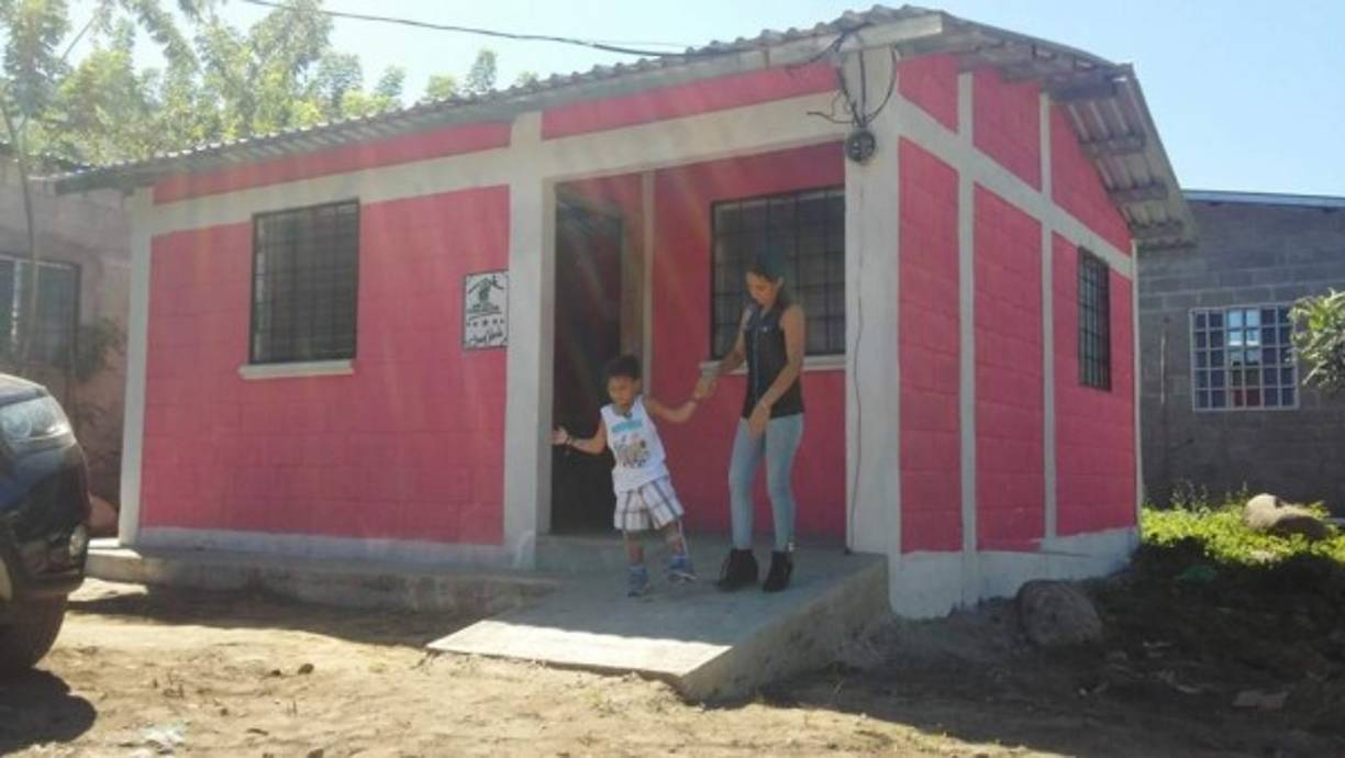 A Marlon el Gobierno le entregó una vivienda amueblada. Su padre murió cuando él era un bebé.