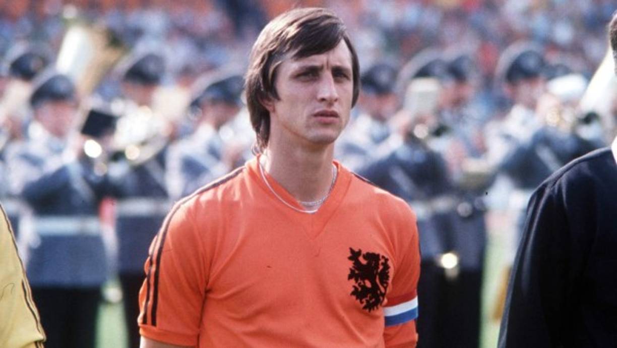 Hendrik Johannes 'Johan' Cruijff (25 de abril de 1947 - 24 de marzo de 2016) fue un jugador de fútbol profesional holandés y entrenador. Ganó el Balón de Oro tres veces, en 1971, 1973 y 1974. Cruyff llevó a Holanda a la final de la Copa Mundial de la FIFA de 1974, en donde perdió ante Alemania 2-1.