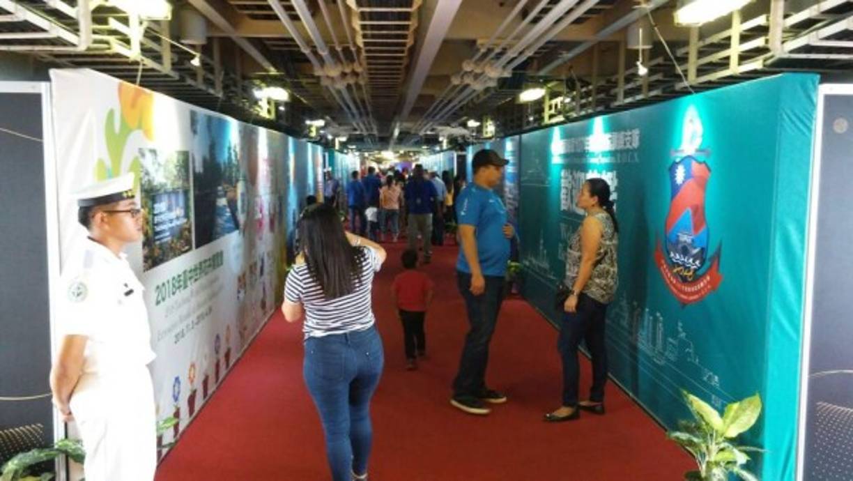 El público asitió en buen número a visitar el barco taiwanés.