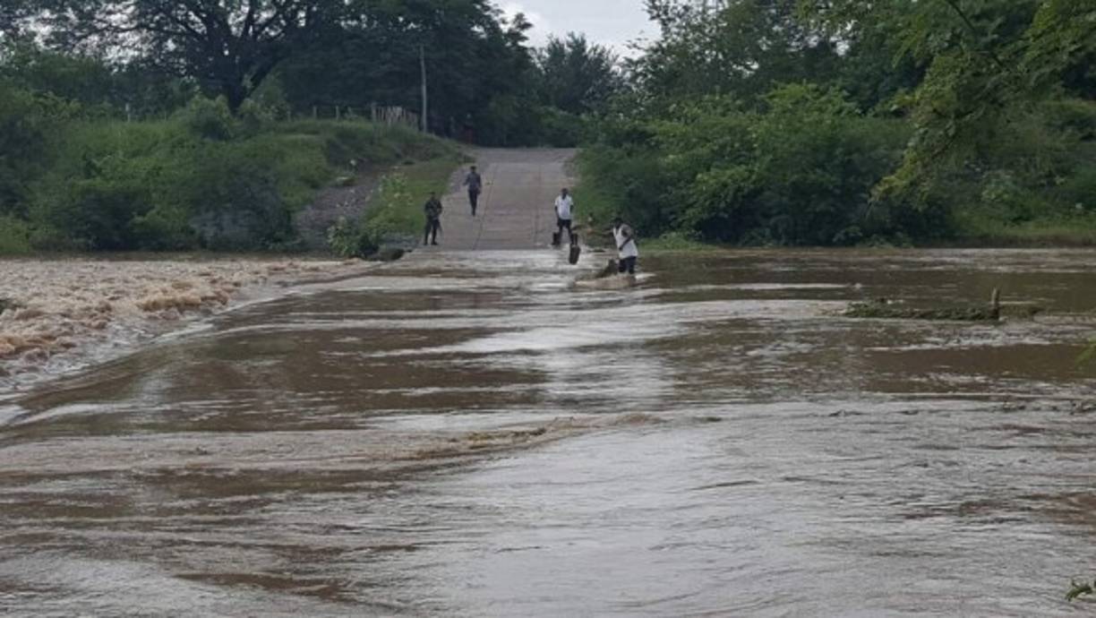 Se registran inundaciones en la Costa de Los Amates, Valle, debido a las condiciones inestables que continúan sobre el país.