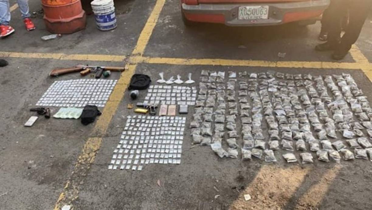 Al realizar la inspección a los carros se percataron de que en ellos había diversas bolsas que contenían estupefacientes, armas y dinero en efectivo.