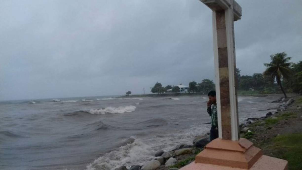 Así está el oleaje en La Ceiba, Atlántida, Caribe hondureño producto del paso de la tormenta tropical Earl.