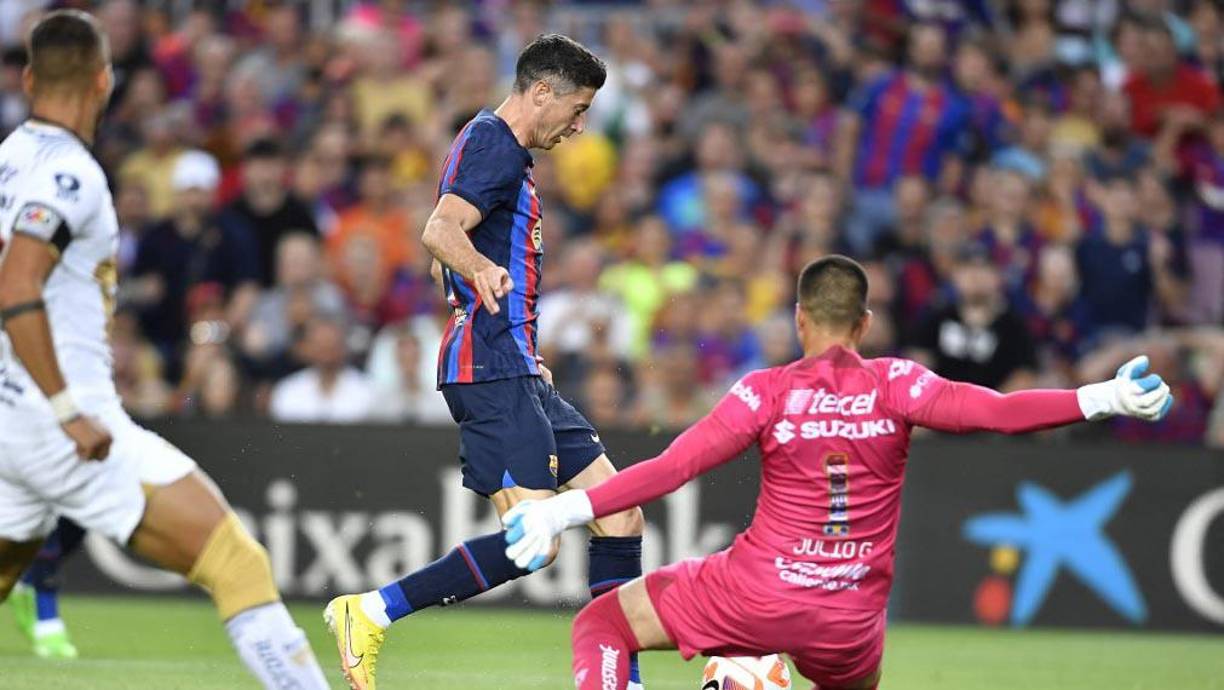 Lewandowski tardó dos minutos y 36 segundos en anotar su primer gol como azulgrana en el Spotify Camp Nou. Aprovechó un pase en profundidad de Pedri, controló con la izquierda, y remató con la derecha a medio metro de la línea de fondo. El balón dibujó una trayectoria imposible. El nueve del Barça se fue hacia el córner y el público enloqueció.