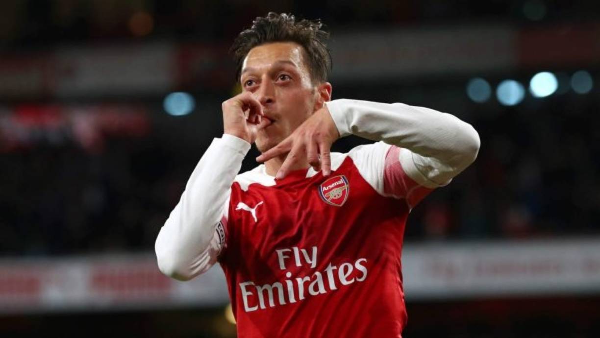 Según The Independent, el Arsenal está dispuesto a escuchar ofertas por Mesut Özil. El entrenador de los gunners, Unai Emery, no está contento con el rol táctico del alemán en el equipo y estaría abierto a su venta en enero. El problema, su elevado sueldo.