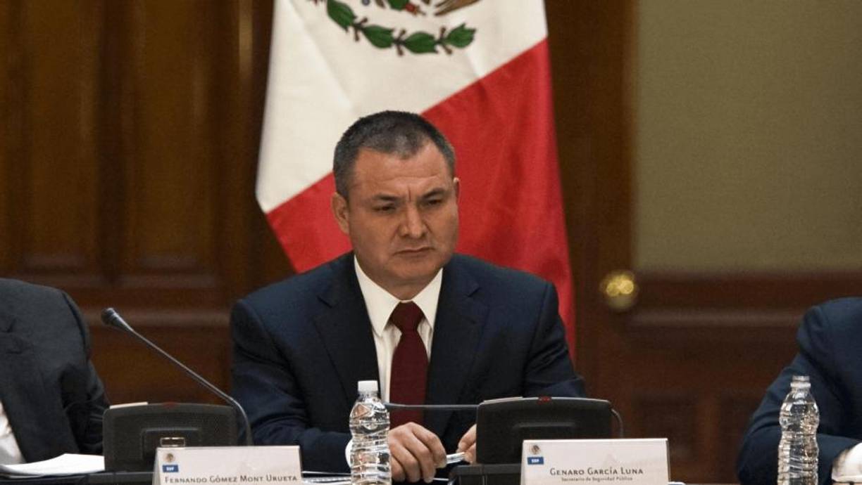 Genaro García Luna, exsecretario de Seguridad Pública de México (2006-2012) y acusado en 2018 de recibir sobornos del cártel de Sinaloa, fue arrestado en Dallas en diciembre de 2019, cuando se le acusó de tres cargos de conspirar para traficar con cocaína a EE.UU. y por falsos testimonios. El juicio en su contra se celebró entre enero y febrero de 2023. El jurado lo declaró culpable de narcotráfico y corrupción el 21 de ese último mes. La sentencia se ha pospuesto en cuatro ocasiones y ahora se espera para el 9 de octubre de 2024.