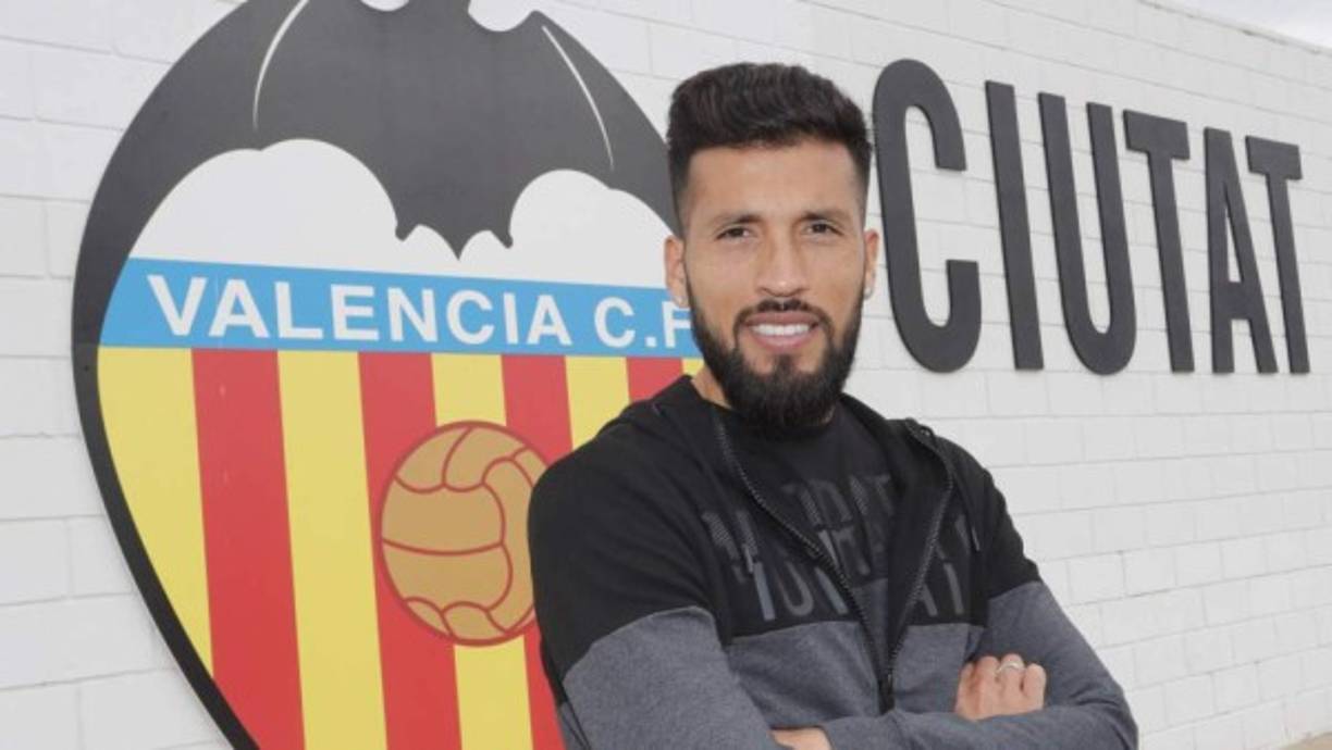 De acuerdo con Tuttosport, la Juventus tiene al defensa del Valencia, Ezequiel Garay, como principal opción para tapar la salida de Leonardo Bonucci.
