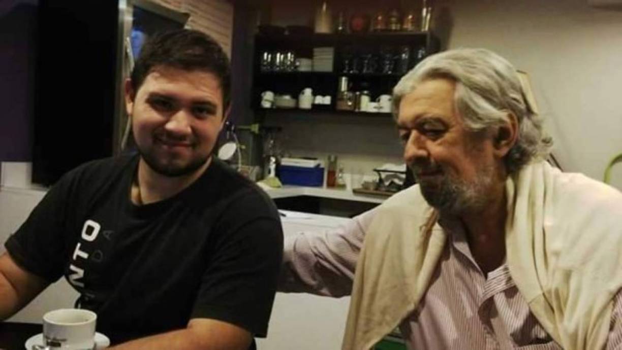 En la imagen, Rigoberto Paredes junto a su hijo Rigoberto Andrés Paredes Vélez.<br/><br/>Obras del poeta:<br/>En el Lugar de los hechos (1974)<br/>Las cosas por su nombre (1978)<br/>Materia prima (1987)<br/>Fuego lento (1989)<br/>Colección de ensayos Literatura Hondureña (1987)<br/>La estación perdida (2002);<br/>Obra y Gracia (2006)<br/>Segunda Mano (2011)<br/>Lengua Adversa (2012)<br/>Partituras para cello y caramba (2013)<br/>Irreverencias y Reverencias (2015)<br/>