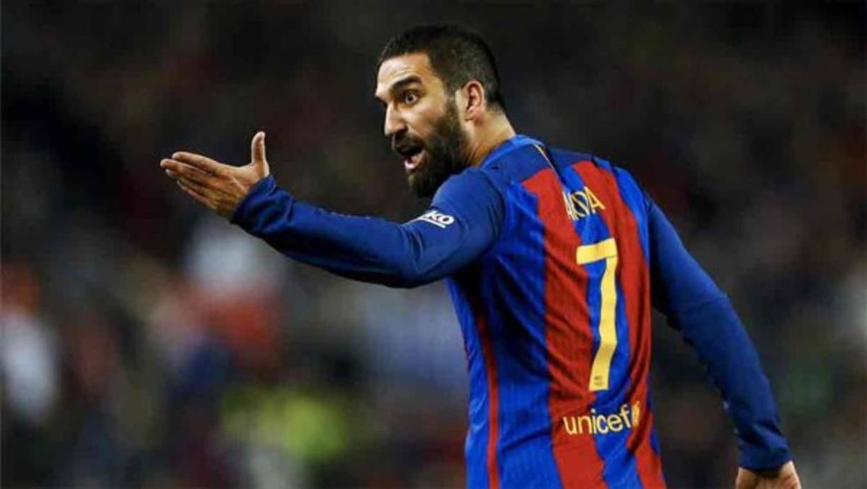 Arda Turan está entre los señalados de forma visible para protagonizar algunas de las salidas que el Barça tiene previsto acometer el próximo verano. El turco no ha acabado de consolidarse como titular, en parte también por la imposibilidad de desbancar a Neymar en ataque, la posición en la que más ha rendido.