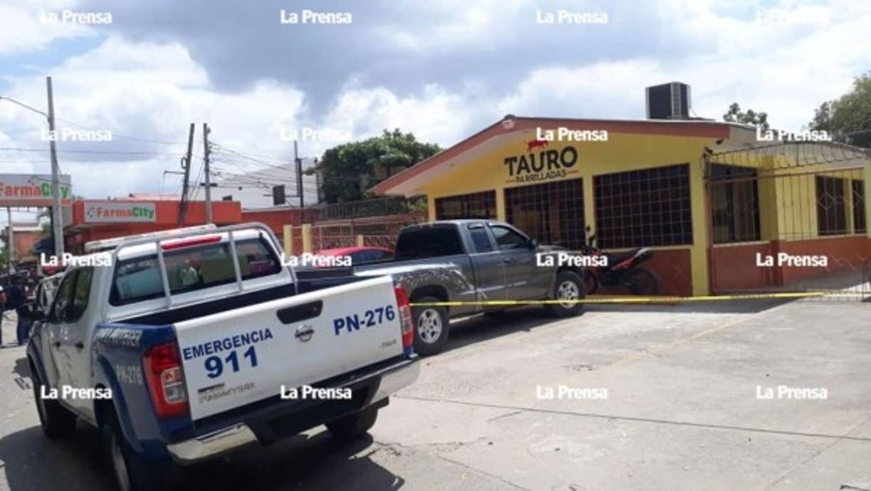 Los cuerpos de las víctimas quedaron tendidos en el suelo aún lado de la mesa donde se disponían a almorzar.