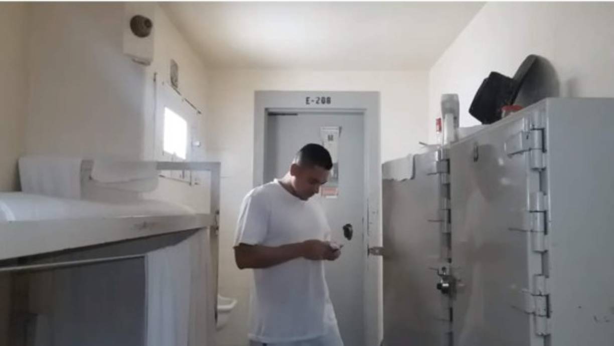 La pregunta del millón ¿Cómo le hace JEM-K para grabar videos desde una cárcel de máxima seguridad en EEUU?<br/><br/>El famoso hondureño ha comentado que usualmente graba sus videos en su pequeña habitación, lo carga con un adaptador de energía que es proporcionado por su familia. Ha comentado que en su vida como Youtuber le han decomisado unos 18 celulares.