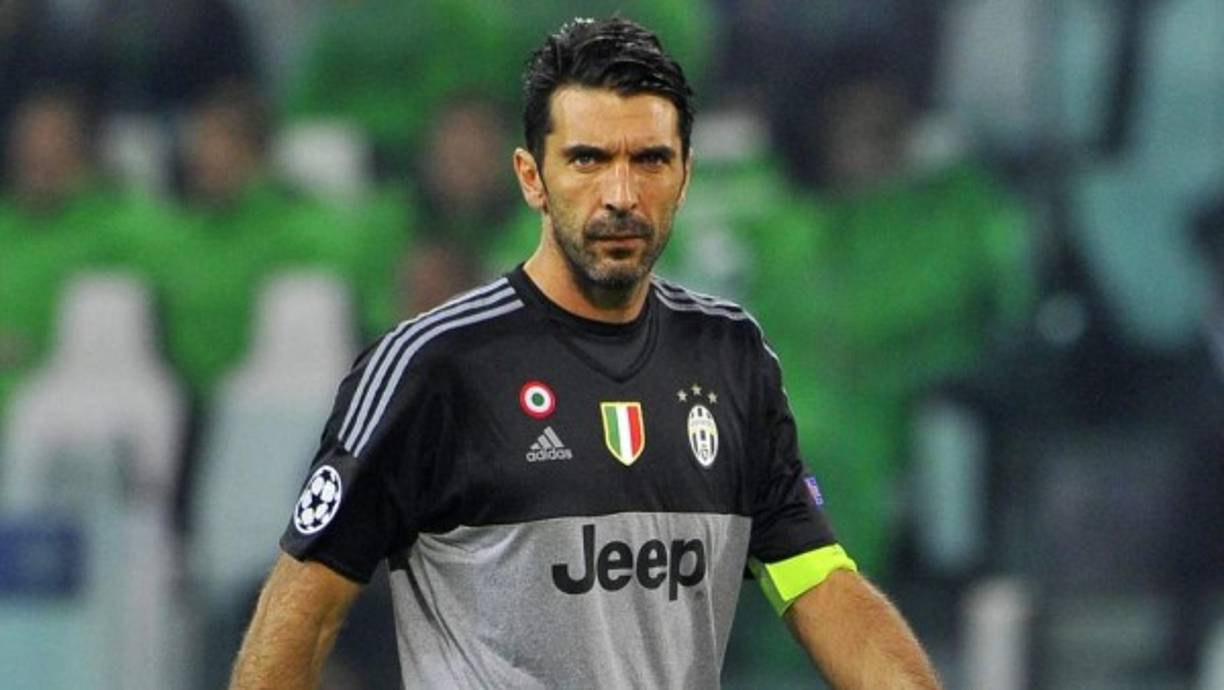 Según el programa francés Téléfoot, Gianluigi Buffon tendía ya un acuerdo con el PSG, el cual no podría ser oficializado hasta que la FIFA haya emitido un veredicto sobre el Fair-Play Financiero del club que preside Nasser Al-Khelaïfi. La más que posible llegada del portero italiano podría cerrar las puertas a Alphonse Areola, que no quiere vivir una nueva temporada en segundo plano. Sin embargo, no descarta seguir porque 'Buffor es mi ídoolo. Puede que trabajemos juntos. Ya veremos...'. Foto Juventus