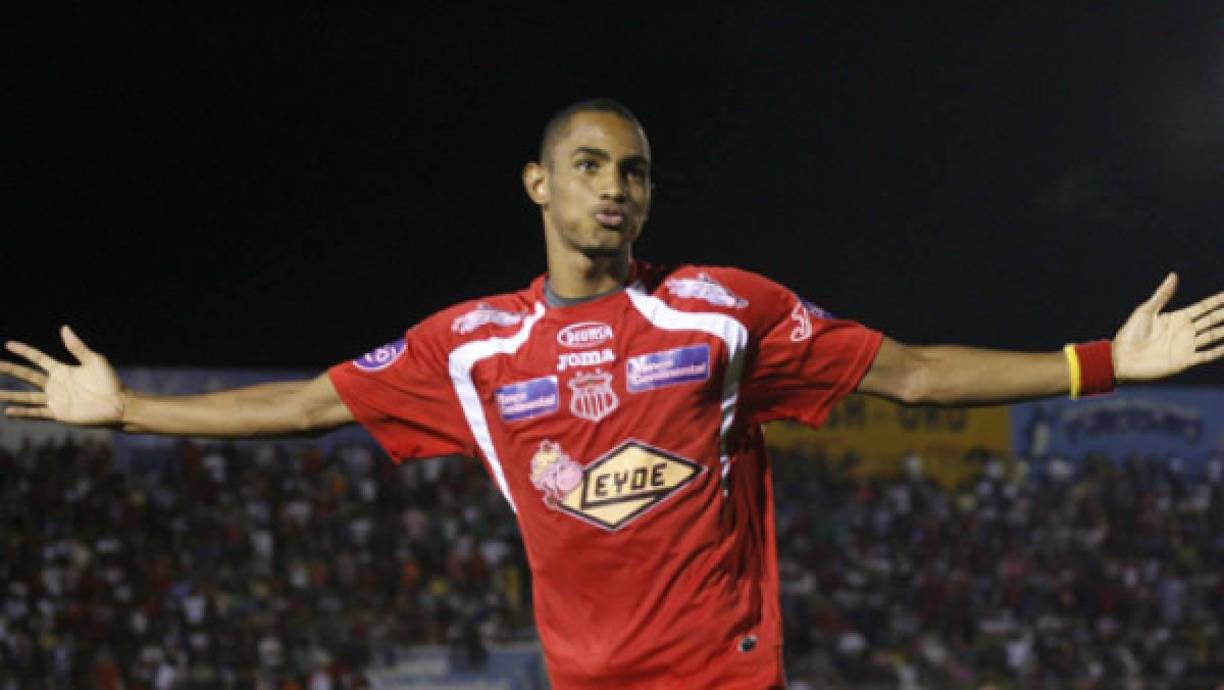 Jerry Bengtson: Ganó tres trofeos de goleo con los rojos, luego pasó al Motagua y posteriormente al Olimpia, donde sigue brillando.