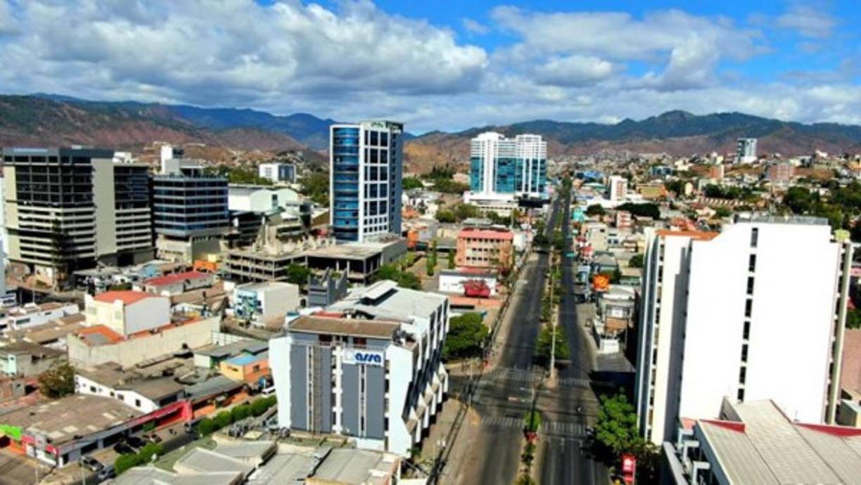 Panorámica del bulevar Morazán en Tegucigalpa. Zona de alta actividad comercial, tránsito y negocios en esa ciudad hondureña. Fotografía cortesía: Skyscrapercity Honduras