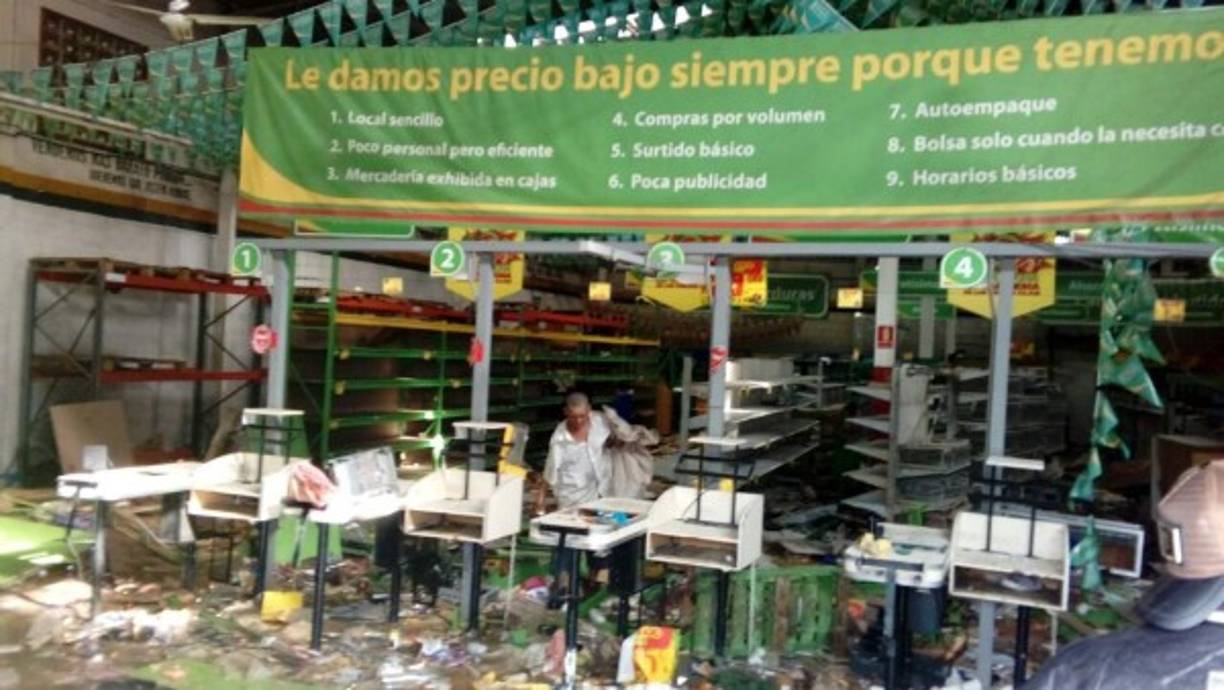 Varios supermercados también fueron saqueados.