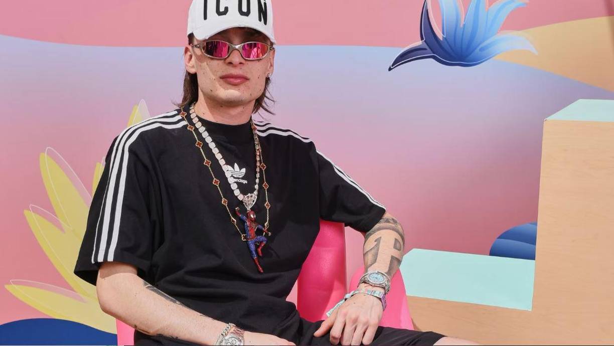 Asimismo, el propio artista de 56 años calificó de fiasco presentaciones como las de los artistas que se dedican a ejecutar los corridos tumbados. 