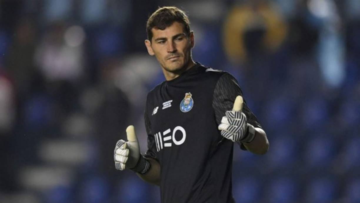 Los jugadores del Porto piden a Iker Casillas que continúe en el club. La plantilla ha pedido al portero español con gritos de 'Iker quedate' que continúe en el equipo. El ex del Real Madrid acaba contrato a final de temporada. Foto AFP