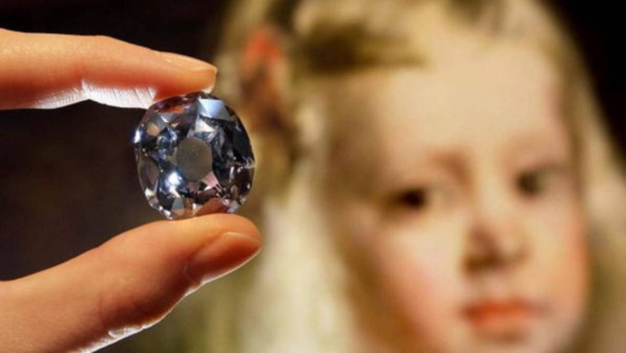 Diamante Wittelsbach. Adquirido por 18,7 millones de euros en Londres. Un diamante azul de 35,56 quilates que fue regalado a la infanta Margarita Teresa de Austria por su padre, el rey Felipe IV de España, batió los récords.