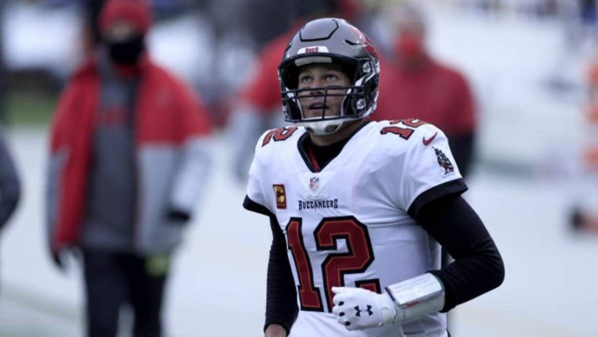 Brady, leyenda de la NFL, de 43 años y ganador de seis anillos de campeón, buscará sumar un título más conduciendo a los de Tampa Bay.