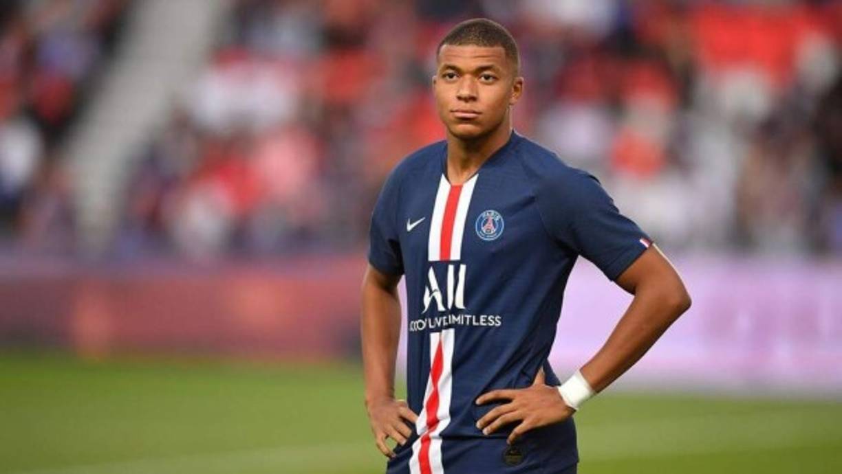 1) Kylian Mbappé es el jugador más caro del momento en el mundo del fútbol. El francés es denominado, el “delantero del presente y del futuro”, tomando en cuenta sus cortos 21 años gana tasación como goleador, por velocidad, potencia y eficacia.