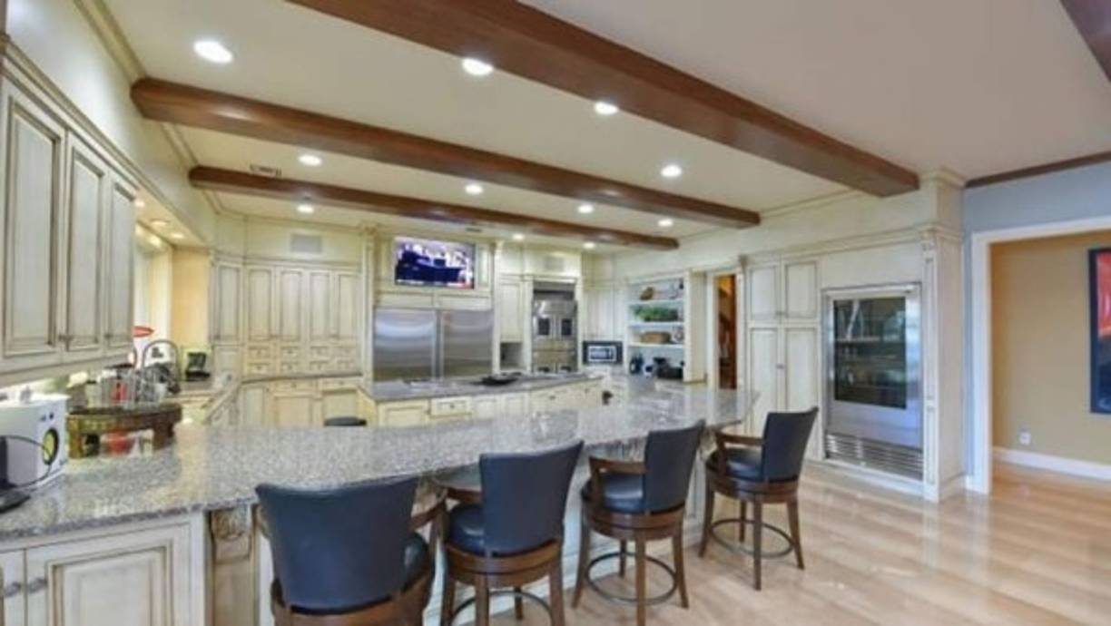 Al no encontrar comprador, el exjugador de los Miami Heat y Los Angeles Lakers tuvo que reducir el precio de la propiedad hasta los 16,5 millones de dólares actuales, como aparece listada en Realtor.com, sitio web de listados de bienes raíces.